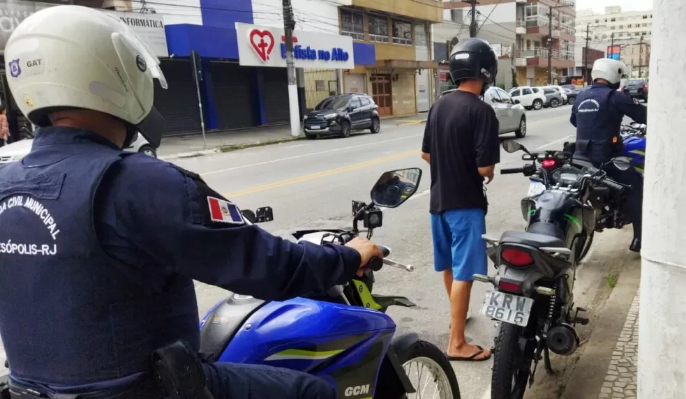 GCM apreende moto irregular no bairro Alto e localiza carro com restrição judicial durante ações em Teresópolis
