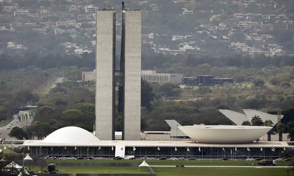 Lula sanciona, com vetos, reajuste salarial para cargos do Legislativo